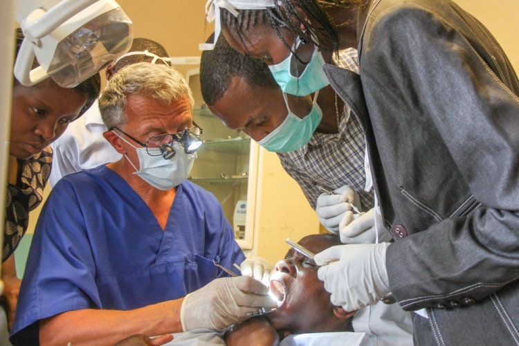 Gründer Dr. Hans-Joachim Schinkel beim Einsatz in Kenia
